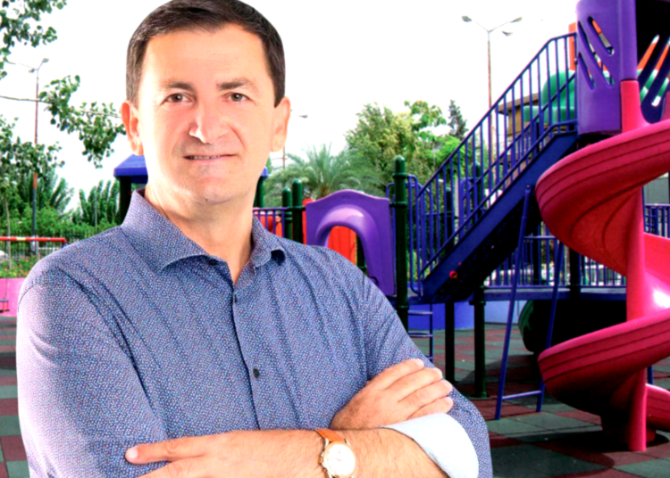 Kërkohet lodër fiks 17.85 m² dhe tub fiks 60.3 mm: Kujt ia ka “qepur” Vangjel Tavo tenderin e këndit të lodrave në Himarë?