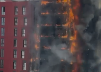 VIDEO/ Zjarr i frikshëm në Tiranë, flakët pushtojnë pallatin