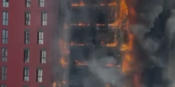 VIDEO/ Zjarr i frikshëm në Tiranë, flakët pushtojnë pallatin