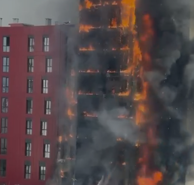 VIDEO/ Zjarr i frikshëm në Tiranë, flakët pushtojnë pallatin