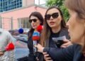 VIDEO/ Mirlinda Karçanaj kyç gojën pasi del nga SPAK, gazetarët e “gozhdojnë” pasi tha se nuk e kishin pyetur