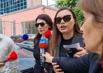 Mirlinda Karçanaj kyç gojën pasi del nga SPAK, gazetarët e “gozhdojnë” pasi tha se nuk e kishin pyetur
