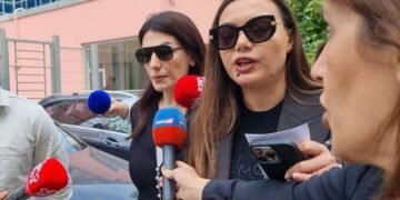 VIDEO/ Mirlinda Karçanaj kyç gojën pasi del nga SPAK, gazetarët e “gozhdojnë” pasi tha se nuk e kishin pyetur
