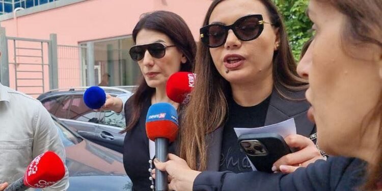 VIDEO/ Mirlinda Karçanaj kyç gojën pasi del nga SPAK, gazetarët e “gozhdojnë” pasi tha se nuk e kishin pyetur