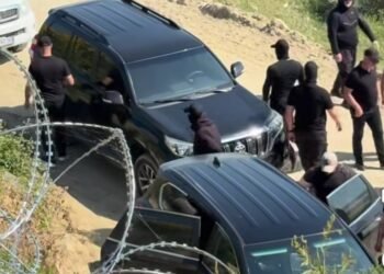 Kush i komandon maskat në Zvërnec? Rrëmbejnë protestues, hedhin spraj ndaj policisë dhe Ministria hesht
