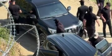 Kush i komandon maskat në Zvërnec? Rrëmbejnë protestues, hedhin spraj ndaj policisë dhe Ministria hesht