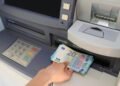 Historia pas bankomateve, si iu dha fund kasiereve në banka