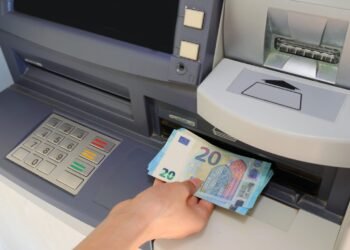 Historia pas bankomateve, si iu dha fund kasiereve në banka