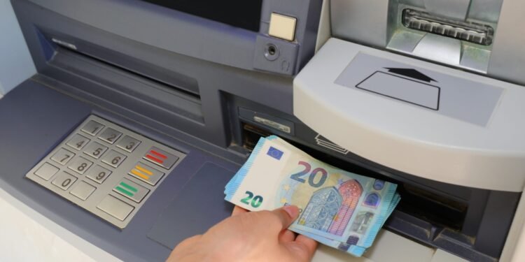 Historia pas bankomateve, si iu dha fund kasiereve në banka