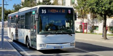 Ndodhi shqiptare! Pronarët e autobusëve sfidojnë urdhrin e tatimeve: Biletat e paguara me kartë, 75% më shtenjtë