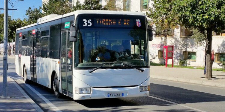 Ndodhi shqiptare! Pronarët e autobusëve sfidojnë urdhrin e tatimeve: Biletat e paguara me kartë, 75% më shtenjtë
