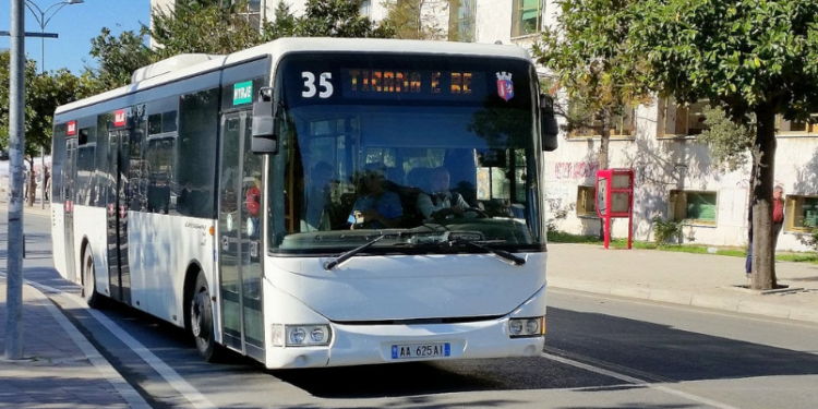 Shoqata e Transportit vazhdon të kërkojë para: Na mbuloni kostot shtesë të naftës