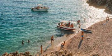 “Travel +Leisure”: Plazhe të kristalta dhe fshatra historikë, Shqipëria në fokusin e turizmit botëror