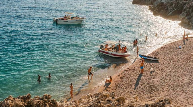 “Travel +Leisure”: Plazhe të kristalta dhe fshatra historikë, Shqipëria në fokusin e turizmit botëror