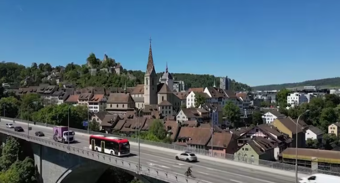 Ky është autobusi pa destinacion që po sfidon transportin tradicional