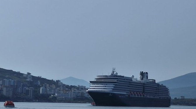 Kroçiera “MS Oosterdam” me 1867 turistë viziton Sarandën