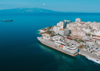 Kroçiera luksoze “Le Boréal” mbërrin në portin e Sarandës