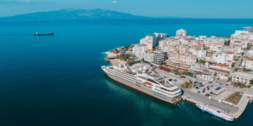 Kroçiera luksoze “Le Boréal” mbërrin në portin e Sarandës