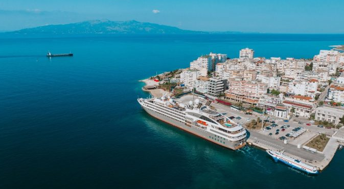 Kroçiera luksoze “Le Boréal” mbërrin në portin e Sarandës