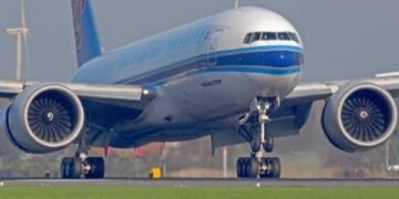Kriza e karburantit godet aviacionin, rrezikohen miliona pasagjerë