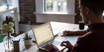 Lufta rrit shanset e të rinjve shqiptarë të punojnë online, shtohet kërkesa nga kompanitë europiane
