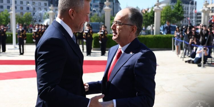 Presidenti Begaj pritet nga homologu sllovak Pellegrini në Bratislavë: Shqipëria synon mbylljen e negociatave në 2027 dhe anëtarësimin në BE në 2030