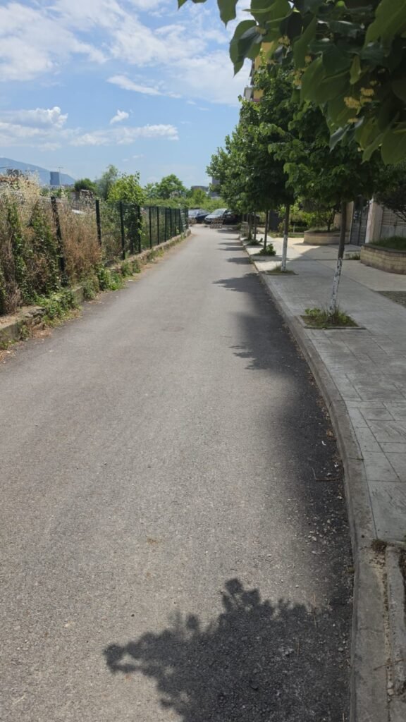 Rruga aktualisht, pasi u shtrua nga banoret
