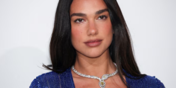 Dua Lipa padit Samsung, kërkon 15 milionë dollarë dëmshpërblim