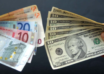 Tregu valutor: Euro mbetet në nivelet e ulëta, rritet dollari
