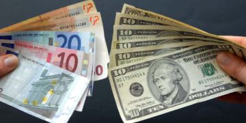 Tregu valutor: Euro mbetet në nivelet e ulëta, rritet dollari
