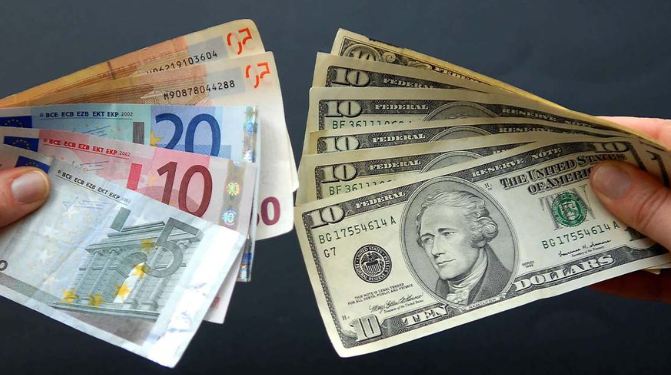 Tregu valutor: Euro mbetet në nivelet e ulëta, rritet dollari