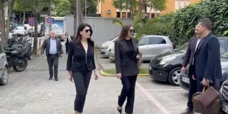 Katër shtëpi dhe akuza për euro në kuti vere nga Ermal Beqiri, ish-shefja e AKSHIt-t Mirlinda Karçanaj paraqitet në SPk