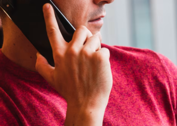 Zëri i klonuar me inteligjencë artificiale, metodat e reja të telefonatave mashtruese