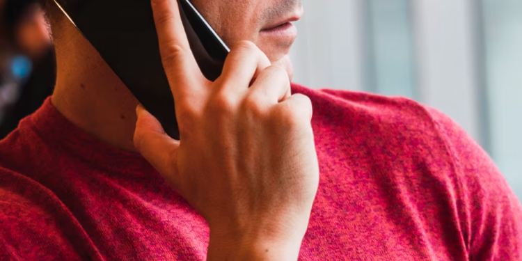 Zëri i klonuar me inteligjencë artificiale, metodat e reja të mashtrimit me telefonata