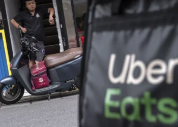 Uber po shqyrton rritjen e ofertës për Delivery Hero