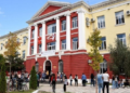 Dy në tre të diplomuar në universitetet shqiptare janë vajza