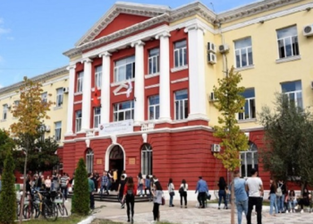 Dy në tre të diplomuar në universitetet shqiptare janë vajza