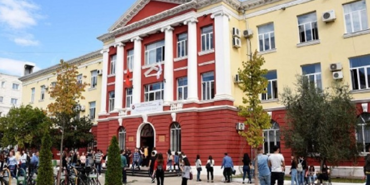Dy në tre të diplomuar në universitetet shqiptare janë vajza