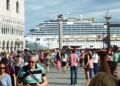 “Cunami” i turistëve paralizon qytetet italiane