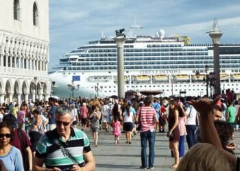 “Cunami” i turistëve paralizon qytetet italiane