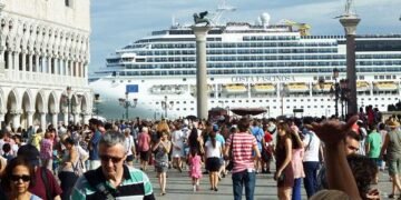 “Cunami” i turistëve paralizon qytetet italiane