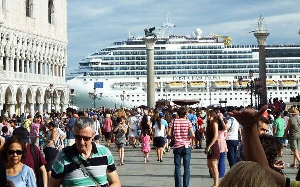 “Cunami” i turistëve paralizon qytetet italiane