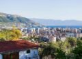 Europianët zgjedhin udhëtime me distanca të shkurtra këtë verë, Vlora në listë