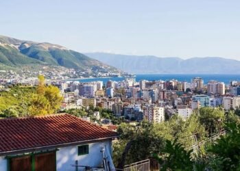 Europianët zgjedhin udhëtime me distanca të shkurtra këtë verë, Vlora në listë