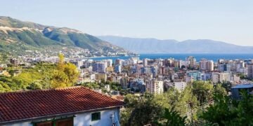 Europianët zgjedhin udhëtime me distanca të shkurtra këtë verë, Vlora në listë