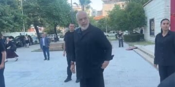 Rama thotë se as 500 mijë shqiptarë në shesh nuk e detyrojnë të dorëhiqet!