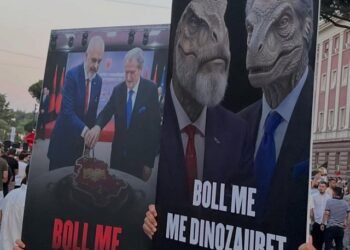 “Poshtë dinazaurët!”Shqiptarët nuk u besojnë partive politike, 77% shprehen kundër tyre