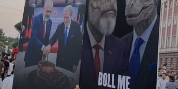 “Poshtë dinazaurët!”Shqiptarët nuk u besojnë partive politike, 77% shprehen kundër tyre