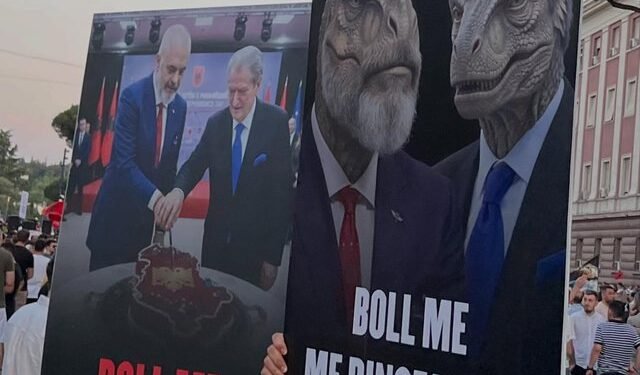 “Poshtë dinazaurët!”Shqiptarët nuk u besojnë partive politike, 77% shprehen kundër tyre