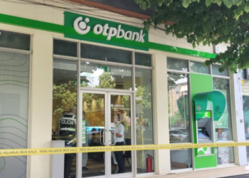 Grabitësi i zbrazi çanten klientes në sportel dhe arkën e bankës, policia arreston rojen pas grabitjes te OTP Bank